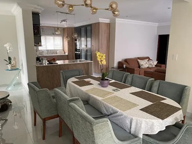 Open-plan dining room and kitchen with a slatted island, tall oak units and cornices